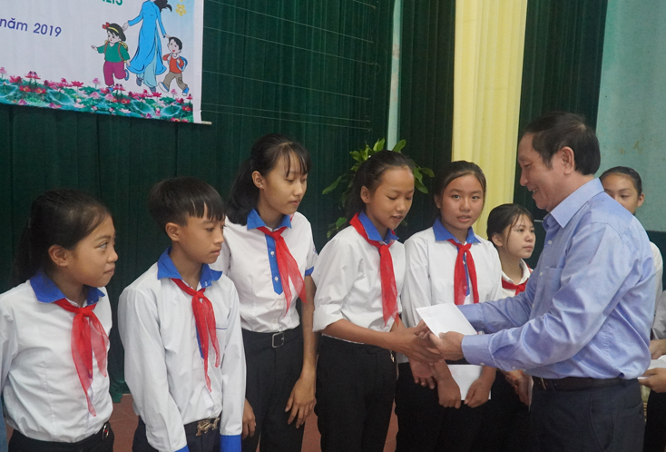 Đại diện lãnh đạo Hội Khuyến học tỉnh trao học bổng “Tiếp sức đến trường” cho học sinh xã Sơn Trạch.