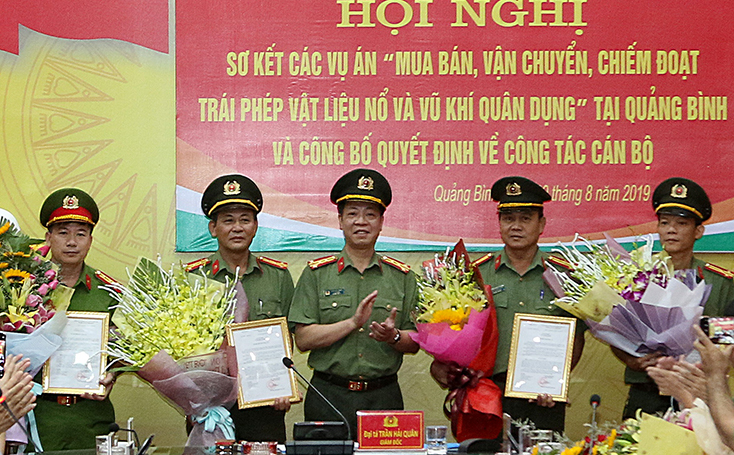 Trao tiền thưởng của Bộ Công an cho các đơn vị có thành tích xuất sắc.