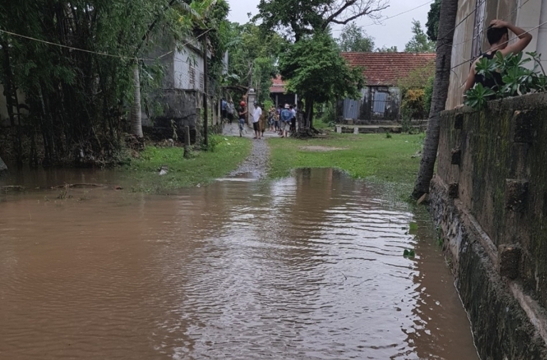 Mưa lớn, nước sông Gianh tràn vào khu dân cư ngay sát nhà cháu Dũng đã gián tiếp gây ra tai nạn thương tâm.