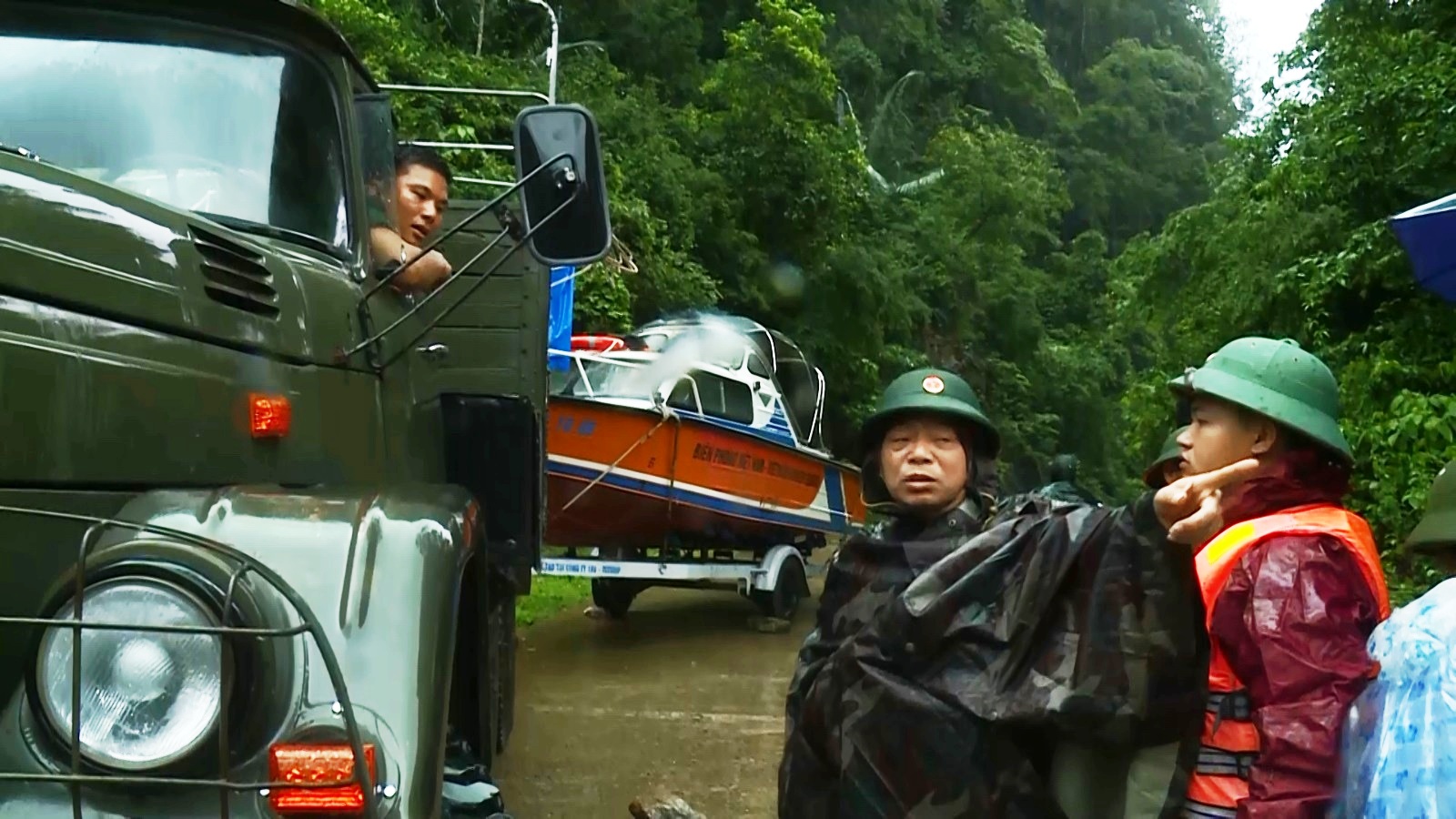 Đại tá Nguyễn Văn Thiện, Chỉ huy trưởng trực tiếp chỉ đạo công tác giúp dân ứng phó với mưa lũ.