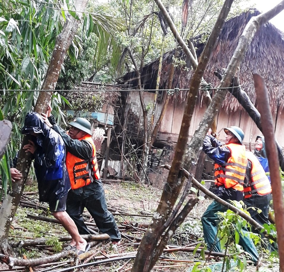 CBCS đồn BP Ra Mai giúp dân khắc phục hậu quả mưa lũ.