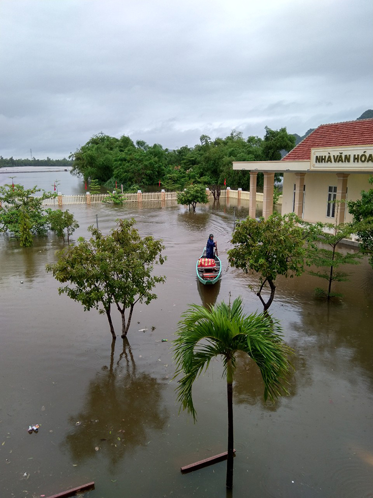 Trụ sở UBND xã Văn, Hóa, Tuyên Hóa ngập sâu trong nước