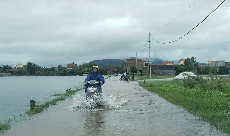Tuyến đường qua địa phận xã Quảng Lộc, thị xã Ba Đồn bị ngập lụt cục bộ.