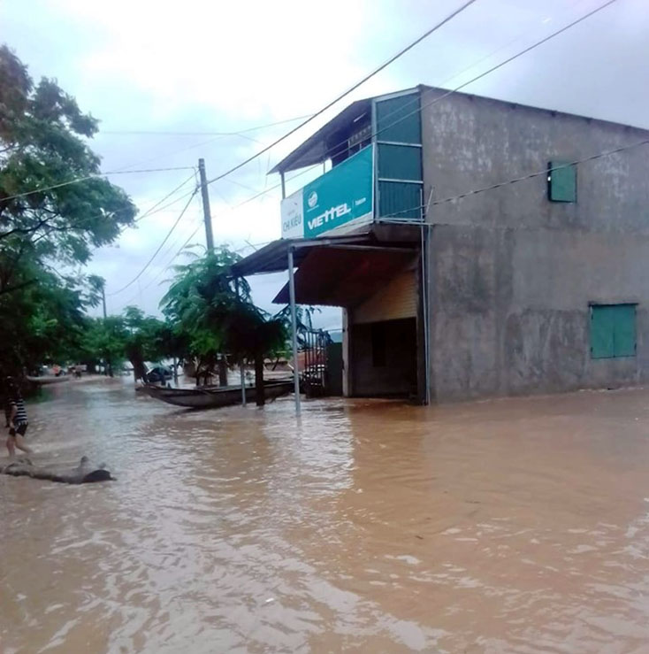 Một số hộ dân vùng trũng thấp xã Cảnh Hóa có nguy cơ ngập do nước lũ đang lên