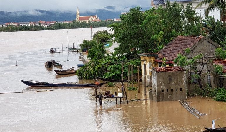 Nước sông Gianh đoạn qua địa phận xã Quảng Hải dâng cao sau ba ngày mưa liên tiếp.