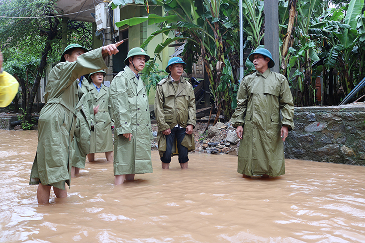 Lãnh đạo huyện Tuyên Hóa đi kiểm tra tình hình mưa lũ tại các khu vực bị ngập, chia cắt