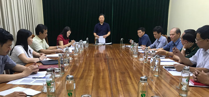 Đồng chí Phó Chủ tịch UBND tỉnh Nguyễn Tiến Hoàng phát biểu kết luận cuộc họp