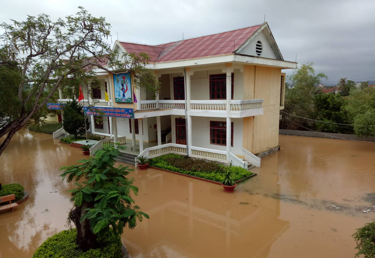 Chiều 4-9-2019 nước lũ đã cô lập Trường tiểu học Quảng Minh B (vùng Nam thị xã Ba Đồn).