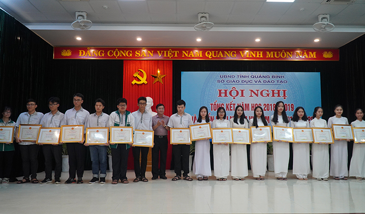 Đồng chí Phó Chủ tịch UBND tỉnh Trần Tiến Dũng trao bằng khen cho học sinh đạt giải tại kỳ thi chọn học sinh quốc gia năm học 2018-2019. 