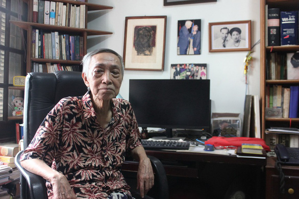 Ở tuổi 87, với đôi mắt hầu như đã lòa, dịch giả Dương Tường vừa vượt qua được 'ngọn núi' cao nhất trong nghiệp dịch thuật của ông - dịch Truyện Kiều sang tiếng Anh - Ảnh: THIÊN ĐIỂU