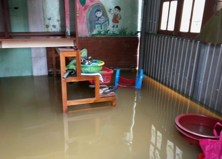 Các phòng học ở Trường mầm non Quảng Văn (thị xã Ba Đồn) đã bị ngập nước do mưa lớn.