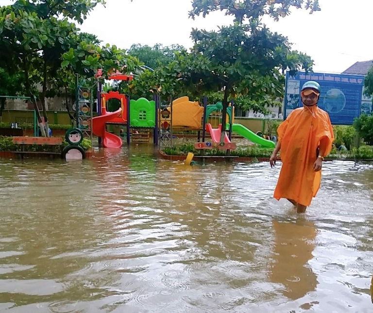 Trường mầm non Quảng Hòa đã bị ngập sâu.