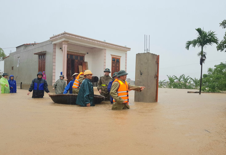 Đồng chí Lê Minh Ngân tiếp cận nhà của các hộ dân bị ngập lụt thăm hỏi, tặng quà và động viên bà con. 
