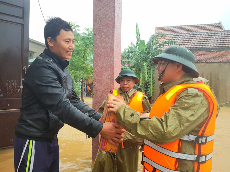 Đồng chí Lê Minh Ngân tặng quà cho bà con bị ngập lụt ở xã Quảng Hải (thị xã Ba Đồn).. 