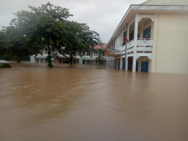 Nhiều trường học chìm trong biển nước