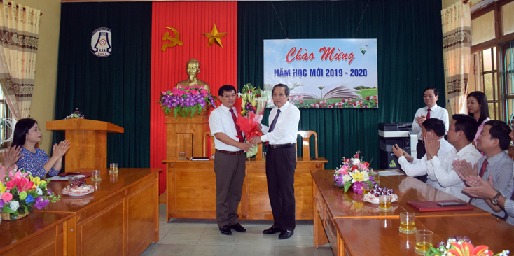 Đồng chí Hoàng Đăng Quang, Ủy viên Trung ương Đảng, Bí thư Tỉnh ủy, Chủ tịch HĐND tỉnh tặng hoa và chúc mừng thầy, trò Trường PTDT Nội trú tỉnh