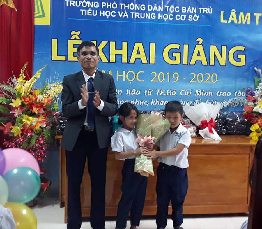 Trao quà cho học sinh nghèo trường Phổ thông dân tộc bán trú Tiểu học và THCS Lâm Thủy, huyện Lệ Thủy.