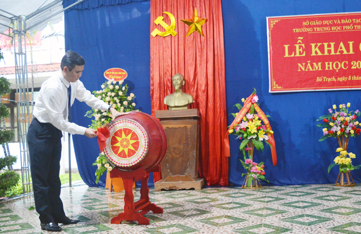 Đồng chí Trần Thắng, Phó Bí thư Thường trực Tỉnh ủy đánh trống khai giảng năm học mới tại Trường THPT Hùng Vương.