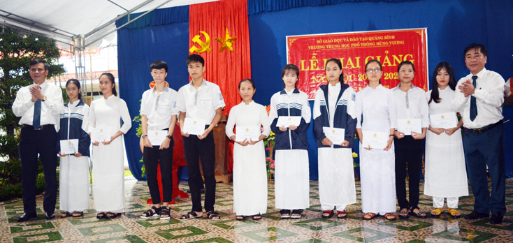 Đồng chí Trần Thắng, Phó Bí thư Thường trực Tỉnh ủy và lãnh đạo Liên đoàn Lao động tỉnh trao tặng 10 suất học bổng cho các em học sinh nghèo vượt khó học giỏi của Trường THPT Hùng Vương.