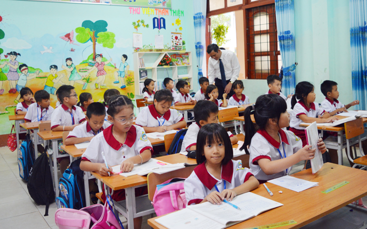  Đồng chí Phó Bí thư Thường trực Tỉnh ủy hỏi thăm các em học sinh Trường tiểu học Thanh Trạch.