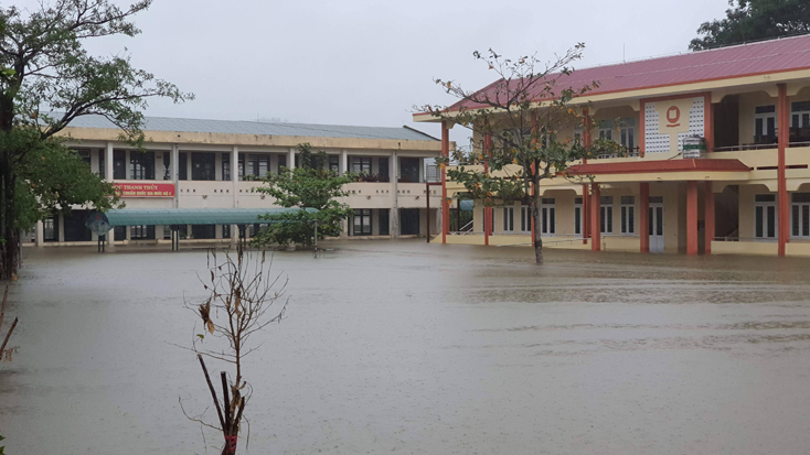 Sáng 5-9-2019, nhiều trường học trên địa bàn huyện Tuyên Hóa đã bị ngập sâu trong lũ.