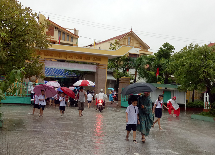 Sáng nay học sinh TP. Đồng Hới vẫn đội mưa tới trường khai giảng năm học mới 2019-2020.