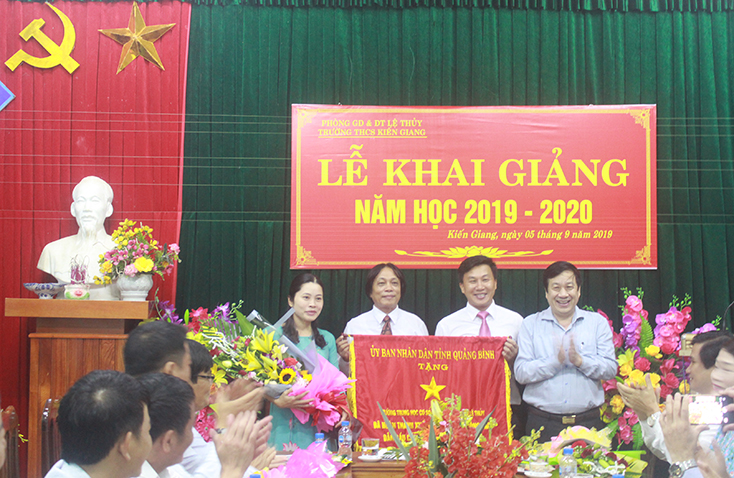 Đồng chí Nguyễn Xuân Quang tặng hoa chúc mừng tập thể Trường THCS Kiến Giang