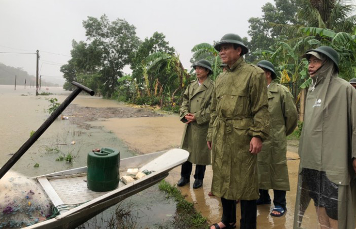 Đồng chí Trần Thắng, Phó Bí thư Thường trực Tỉnh ủy kiểm tra tình hình và chỉ đạo công tác phòng chống lũ lụt tại xã Liên Trạch.