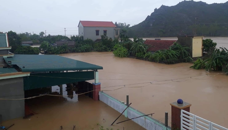  Nước sông Gianh dâng cao khiến thôn Long Trung, xã Quảng Tiên bị ngập trên diện rộng.