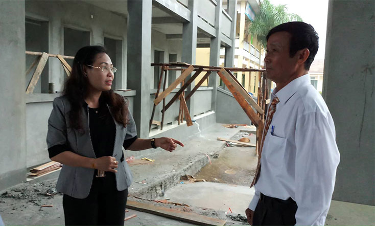 đồng chí Nguyễn Thị Hân, Chủ tịch UBMTTQ Việt Nam tỉnh thăm hỏi tình hình lũ lụt của các trường