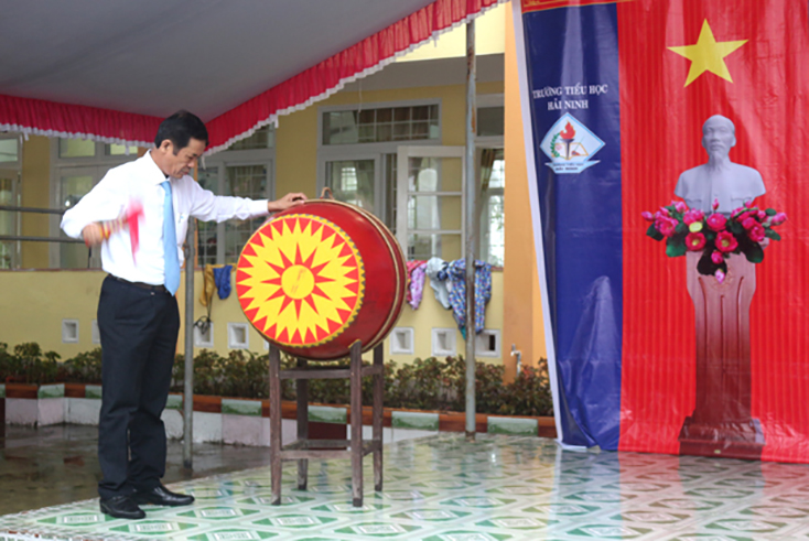 Đồng chí Trần Công Thuật, Phó Bí thư Tỉnh ủy, Chủ tịch UBND tỉnh đánh trống khai giảng năm học mới tại trường Tiểu học Hải Ninh.