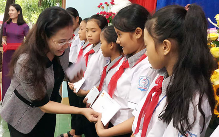 Đồng chí Nguyễn Thị Hân, Chủ tịch UBMTTQ Việt Nam tỉnh trao học bổng cho học sinh nghèo vượt khó trường THCS Quảng Tùng
