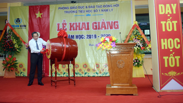 Đồng chí Hoàng Đăng Quang, Ủy viên Trung ương Đảng, Bí thư Tỉnh ủy, Chủ tịch HĐND tỉnh đánh trống khai giảng năm học mới tại Trường tiểu học số 1 Nam Lý