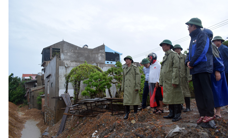Đồng chí Lê Văn Phúc, Bí thư Thành ủy Đồng Hới kiểm tra tình hình ngập lụt ở khu vực đang xây dựng khu đô thị mới Phú Hải Riverside