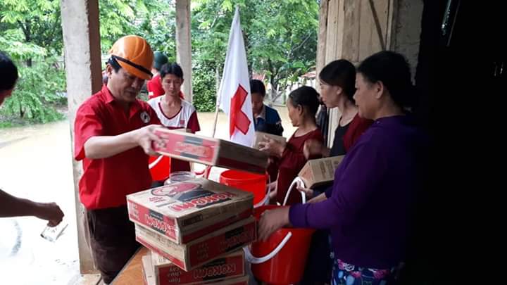 CTĐ tỉnh trao hỗ trợ mì tôm cứu trợ khẩn cấp cho các hộ bị ngập nặng