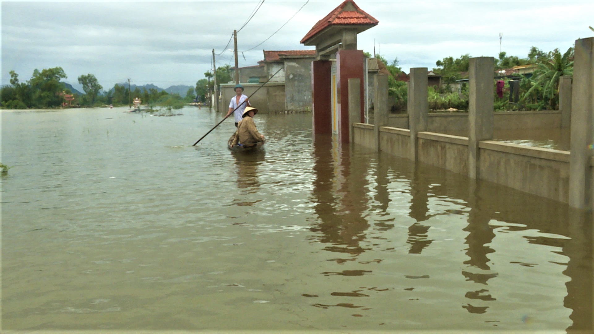 Mưa lớn gây ngập ở Tân Ninh.