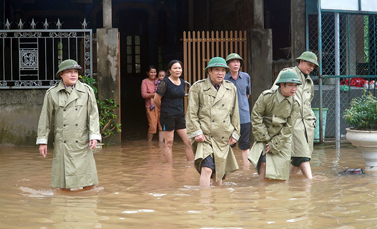 Đồng chí Bí thư Tỉnh ủy và đoàn công tác kiểm tra tình hình khắc phục hậu quả mưa lũ tại trung tâm xã Sơn Trạch