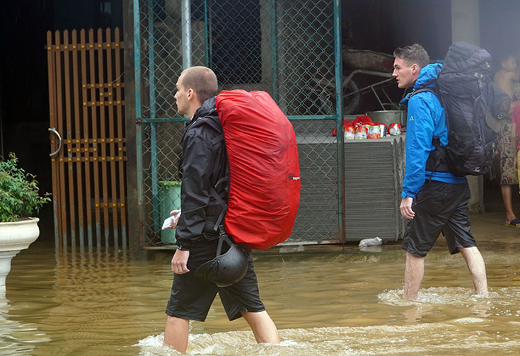 Các du khách nước ngoài đã nhận được sự hỗ trợ của địa phương trong thời gian mưa lũ