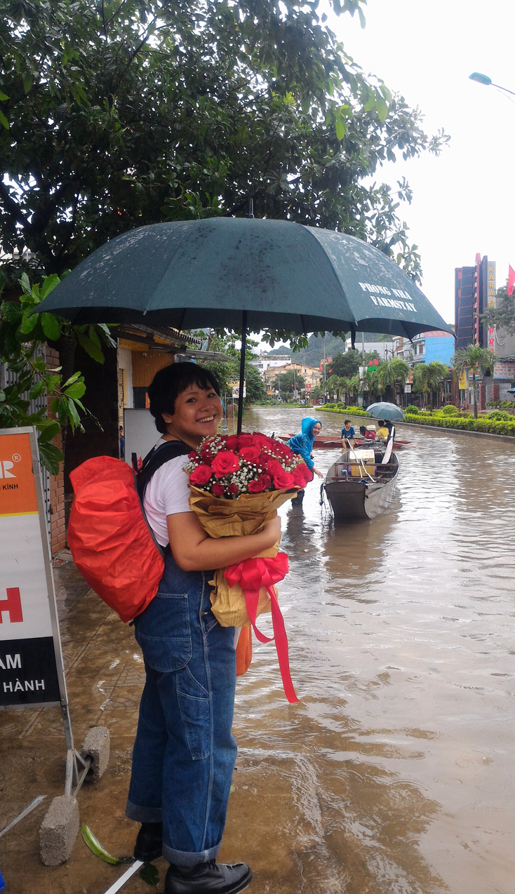 Một du khách người Sài Gòn mua hoa về tặng sinh nhật bạn trong ngày lũ ở Sơn Trạch