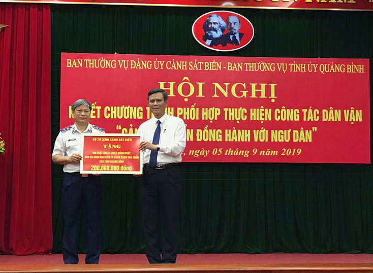 Thông qua Ban Thường vụ Tỉnh ủy, đại diện lãnh đạo Đảng ủy Cảnh sát biển Việt Nam trao tượng trưng 200 suất quà cho ngư dân có hoàn cảnh khó khăn trên địa bàn tỉnh 
