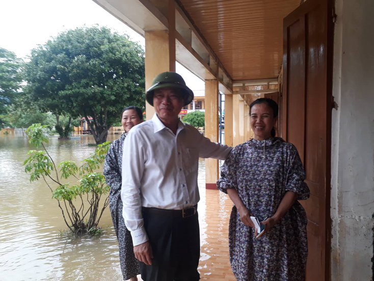 Đồng chí Giám đốc Sở Giáo dục-Đào tạo Đinh Quý Nhân thăm hỏi, động viên cán bộ, giáo viên địa bàn huyện Tuyên Hóa ngay sau lễ khai giảng. 
