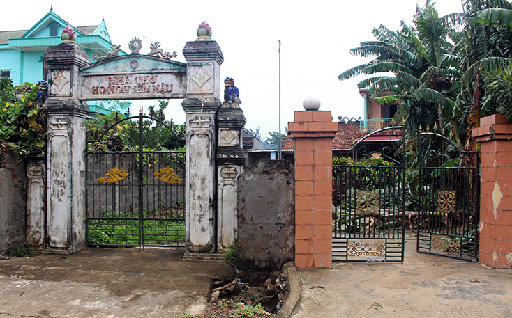 Cổng nhà thờ dòng họ Nguyễn Mậu và cổng vào nhà ông Cáo nằm sát nhau. 