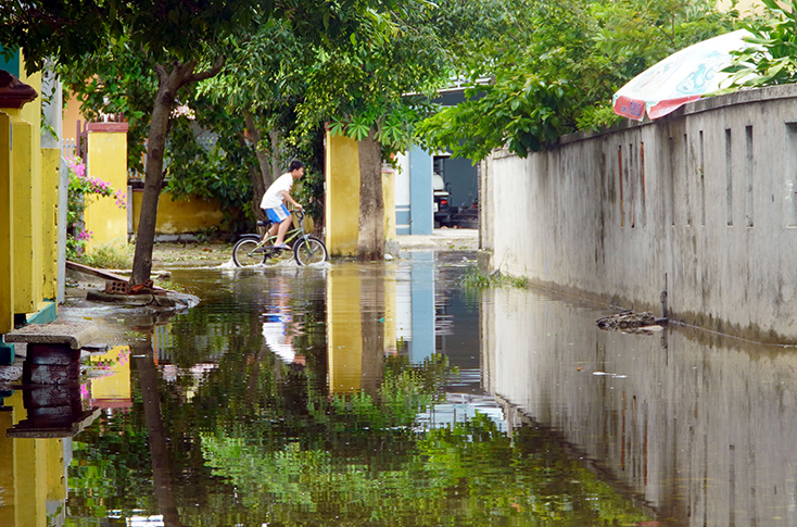 Cảnh ngập lụt thường xuyên diễn ra vào mùa mưa tại khu vực nhà văn hóa tổ dân phố 6, phường Hải Thành.