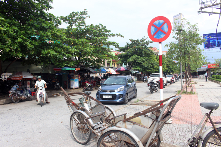 Dù đã có biển cấm dừng đổ nhưng nhiều ô tô vẫn chấp nhận vi phạm dừng đổ trên đường Võ Thị Sáu để vào mua sắm ở chợ Ga.