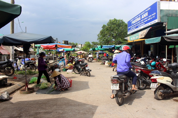 Nhộn nhạo người bán kẻ mua trên đường Nguyễn Thái Bình