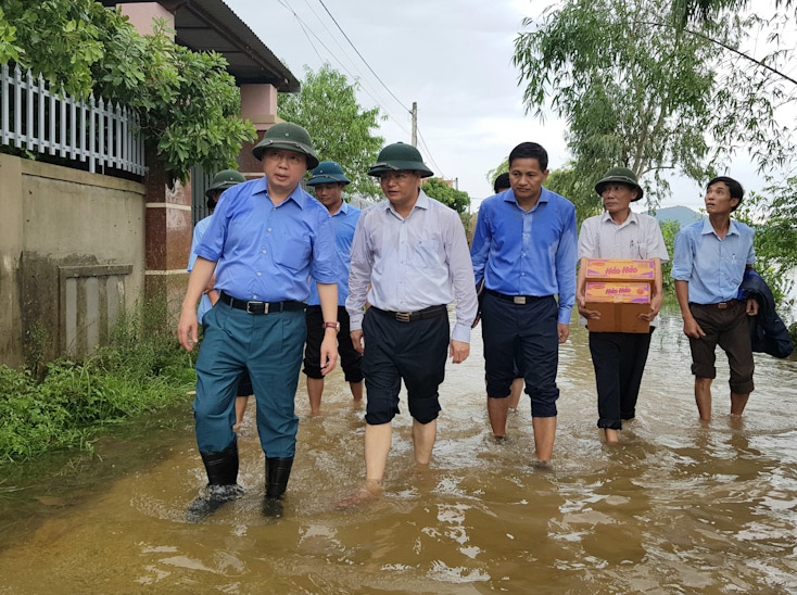 Đồng chí Bộ trưởng Bộ Tài nguyên-Môi trường Trần Hồng Hà trực tiếp đến động viên người dân vùng ngập lụt xã Quảng Lộc (TX. Ba Đồn).