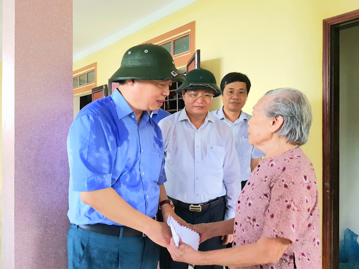 Đồng chí Bộ trưởng Trần Hồng Hà tặng quà động viên hộ gia đình chính sách bị ngập lụt ở xã Quảng Lộc (TX. Ba Đồn).