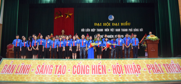 Ủy ban Hội LHTN Việt Nam TP. Đồng Hới  khóa V, nhiệm kỳ 2019-2024 ra mắt tại đại hội