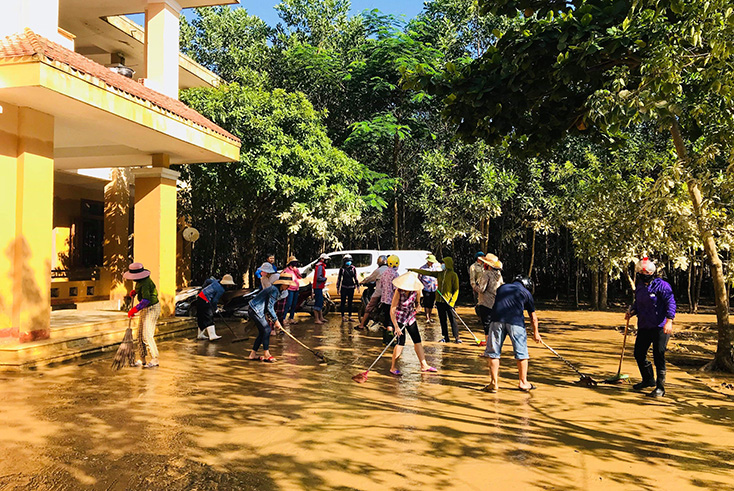 Cán bộ y tế tập trung nguồn lực để xử lý môi trường sau lũ