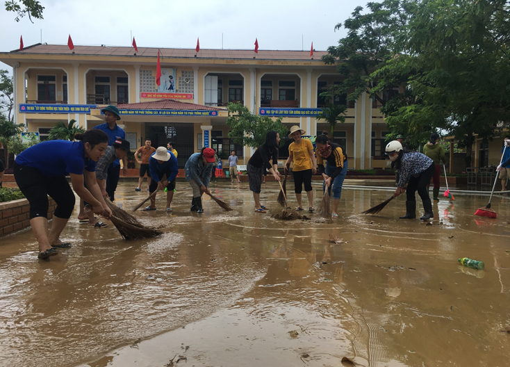 Cùng sự hỗ trợ của các lực lượng đoàn viên, thanh niên, công an, quân đội... các nhà trường đang kịp thời khắc phục hậu quả mưa lũ để sớm đưa học sinh trở lại trường.